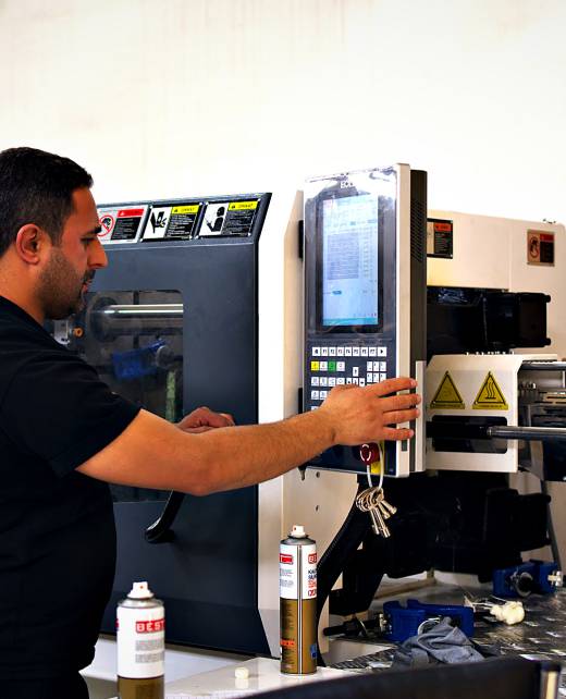 CNC makinesi başında çalışan